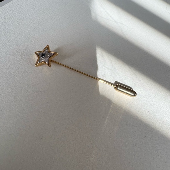 Vintage Avon STAR STICK PIN BROOCH Blue Rhinestone Prong Set 2-Tone 2.25" Long - Picture 1 of 7